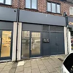 3 Studio Close To Amenities & Transport Links