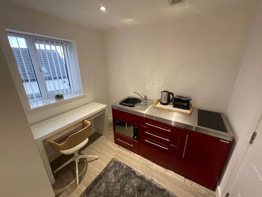 3 Studio Close To Amenities & Transport Links Apartment *