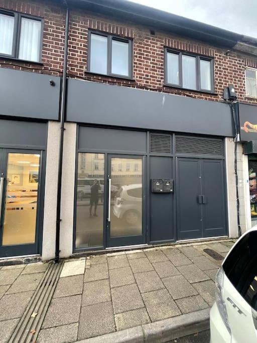 3 Studio Close To Amenities & Transport Links Apartment *