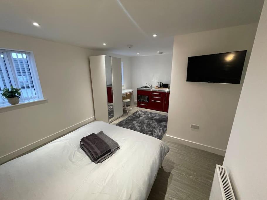 Apartment 3 Studio Close To Amenities & Transport Links *