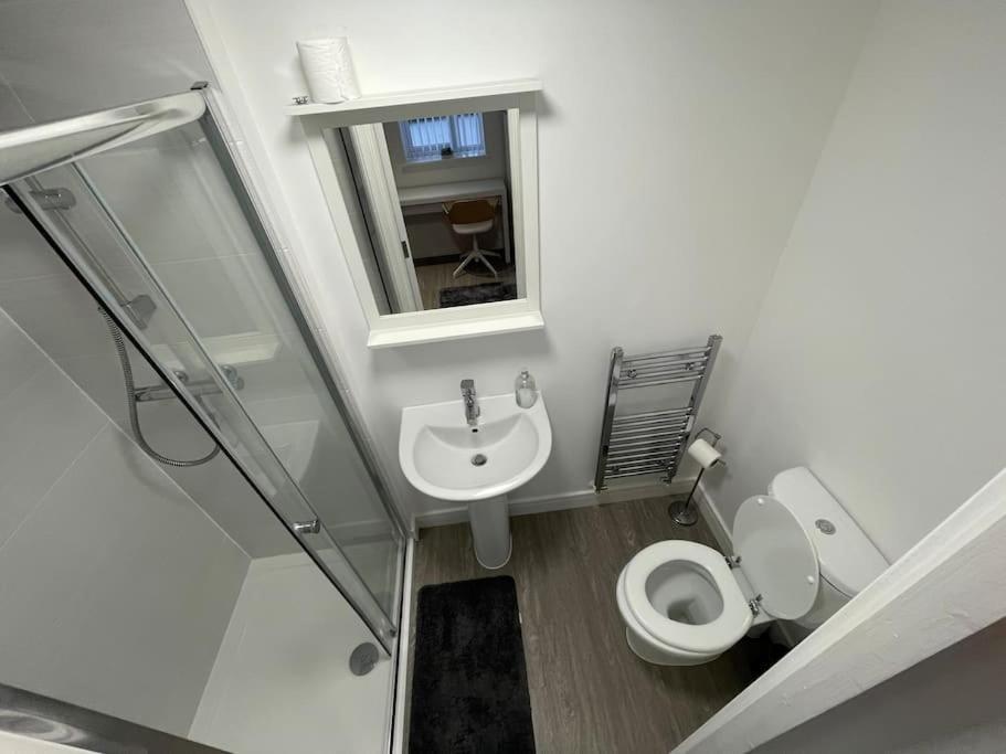 Apartment 3 Studio Close To Amenities & Transport Links